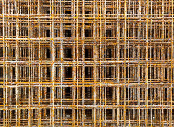 用于混凝土加固的生锈的薄钢丝焊接网。工业材料腐蚀背景。图片下载