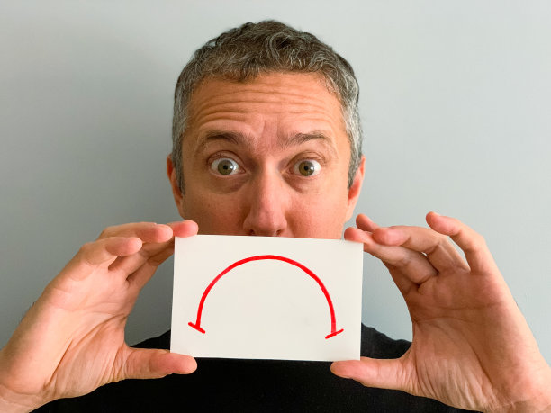 中年男子在悲伤下隐藏着快乐图片下载