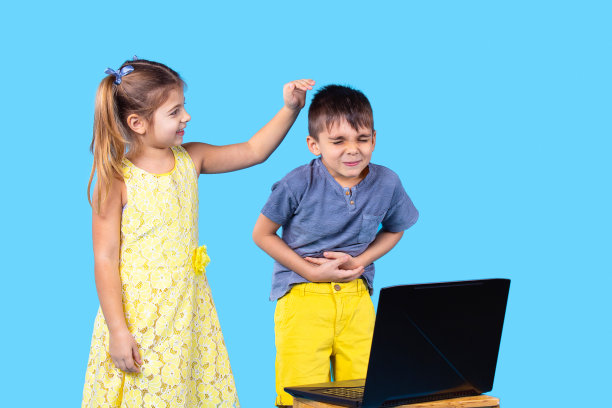 妹妹抚摸着弟弟的头，因为他有腹痛，他正在网上接受医生的咨询。图片下载