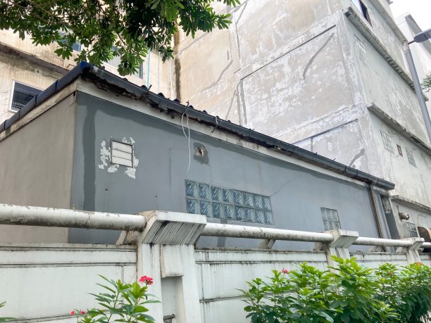 公寓楼旁边一个灰色的小房间。图片下载