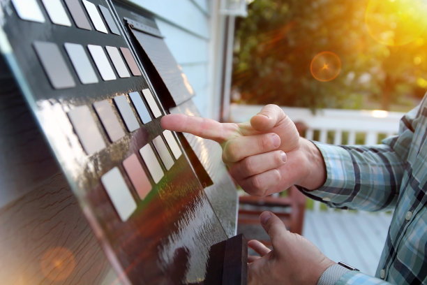 销售代理为设计项目选择颜色样品。图片下载