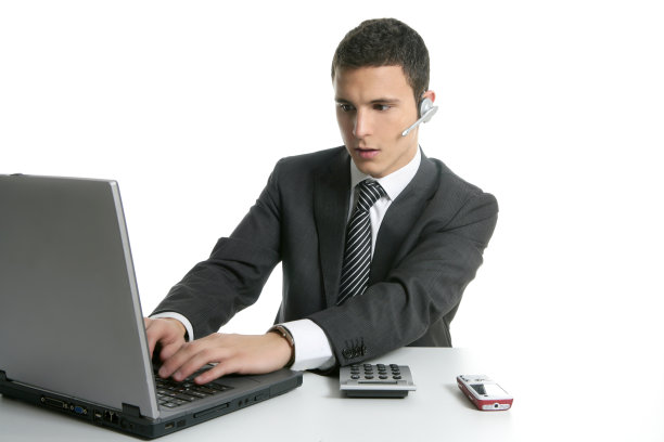 戴着耳机和笔记本电脑的商人图片下载