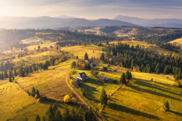 喀尔巴阡山脉美丽村庄的鸟瞰图在秋天的日落。绿色的草地，带花园的房子，树木，秋天的天空，五彩缤纷的风景。俯视图的山区乡村。自然图片下载