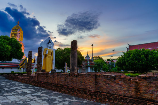 日落时分的佛像是佛寺，也被通俗地称为Wat Yai是一座佛寺，它是泰国Phitsanulok的一个主要旅游景点。图片下载