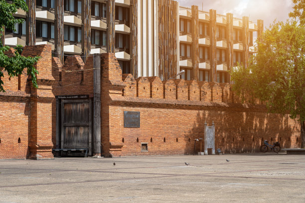 塔帕门清迈古城古城墙是泰国北部清迈最受欢迎的旅游目的地和旅游景点。图片下载