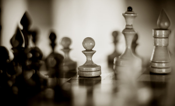 棋盘上的木制棋子。智力游戏棋图片下载