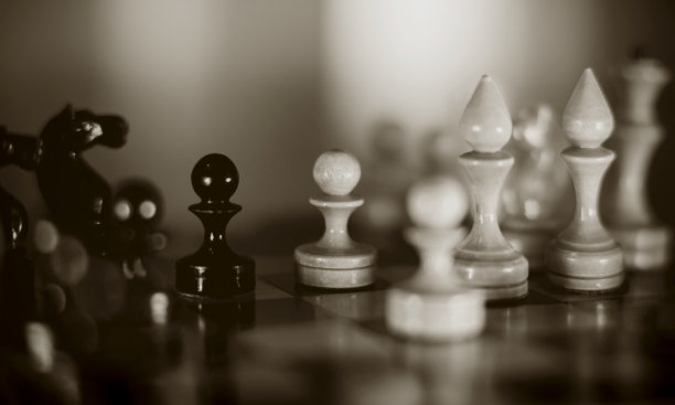 棋盘上的木制棋子。国际象棋知识比赛。图片下载