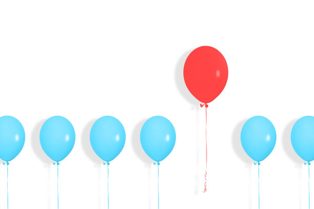 一排或一排蓝色的气球，中间有一个红色的。波普艺术设计，创意节日概念。从人群中脱颖而出，个性和不同的概念。本空间图片下载