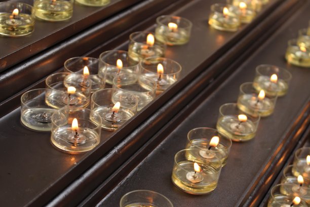 教堂里祈祷的蜡烛图片下载