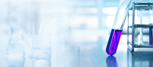 化学科学研究实验室紫色试管，白色蓝色旗帜背景图片下载