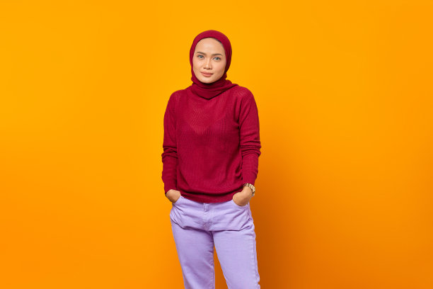 迷人美丽的亚洲女人在镜头前看起来很自信图片下载