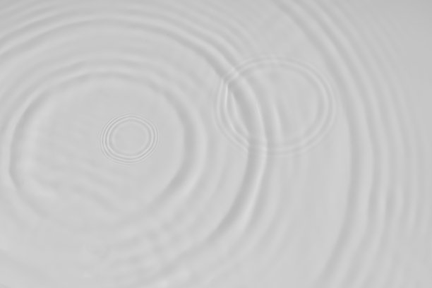 水面宁静的涟漪背景。白色液体表面有水的纹理，圆圈和气泡。化妆品及平面设计理念图片下载