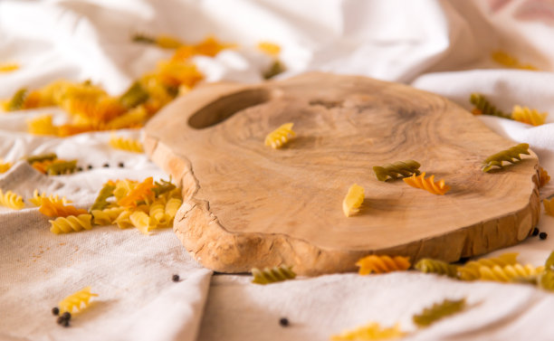 凹凸不平的木板，以亚麻毛巾为背景。水平的照片。图片下载