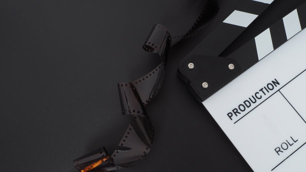 拍板或电影石板和胶卷。它用于视频制作和电影工业的黑色背景。图片下载