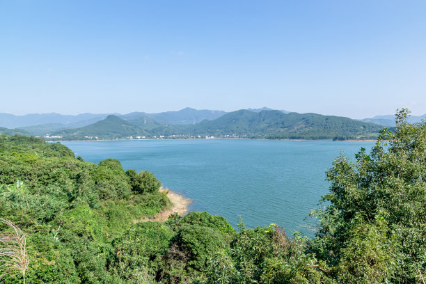 湖的两边都是森林图片下载