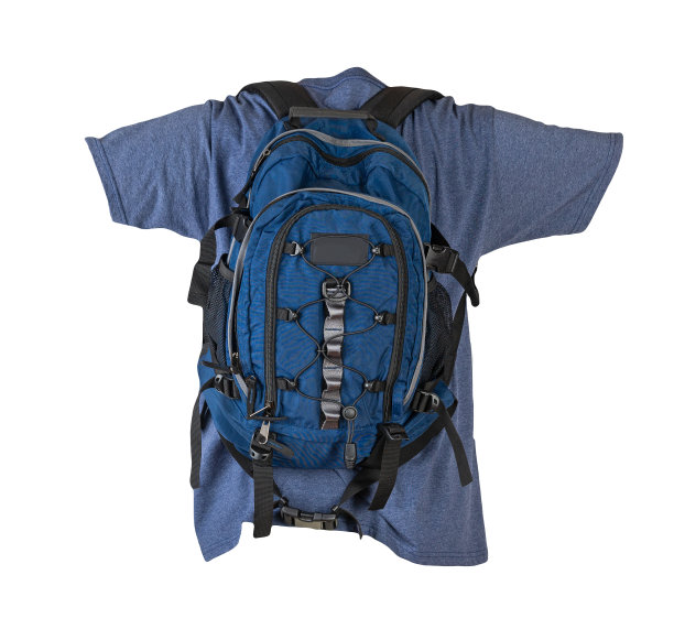 穿t恤的深蓝色背包被隔离在白色背景上。图片下载