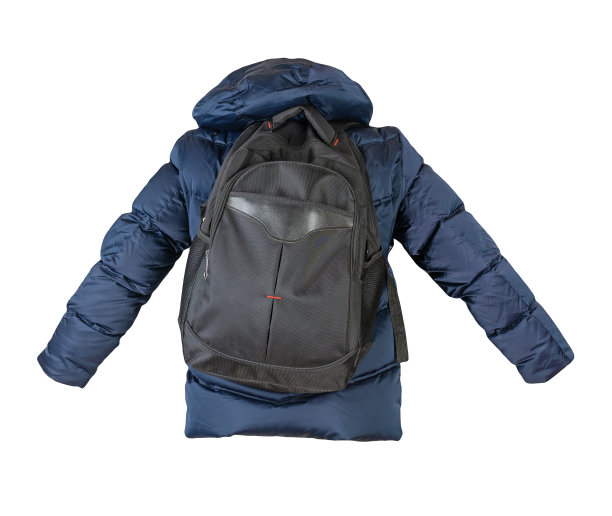 黑色背包，红色外套，孤立在白色背景下。图片下载