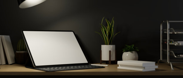 现代时尚的工作场所与数字平板电脑空白屏幕模型在晚上，3d渲染图片下载