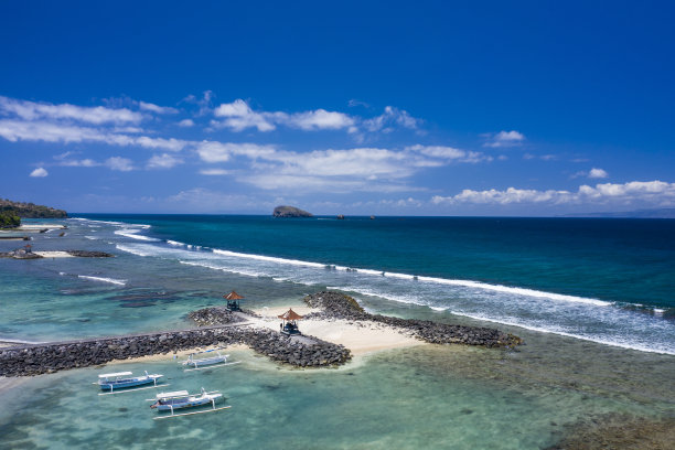 印度尼西亚巴厘岛的Candi Dasa海滩小镇的空中海岸线图片下载