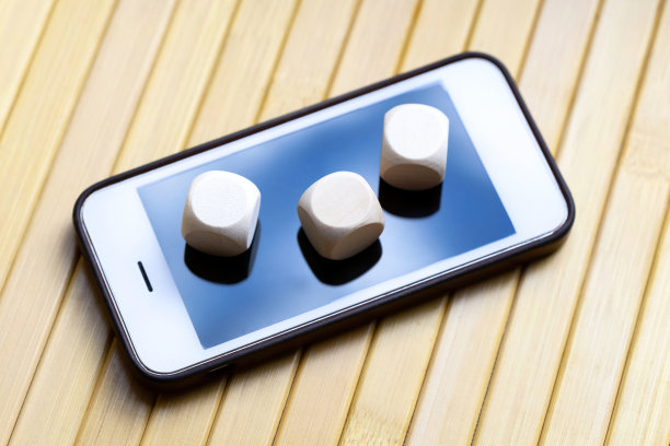 三个空白的木制立方体放在一个现代智能手机屏幕上。网络、应用开发、手机应用、软件工程、节点、简单数字设计抽象概念图片下载