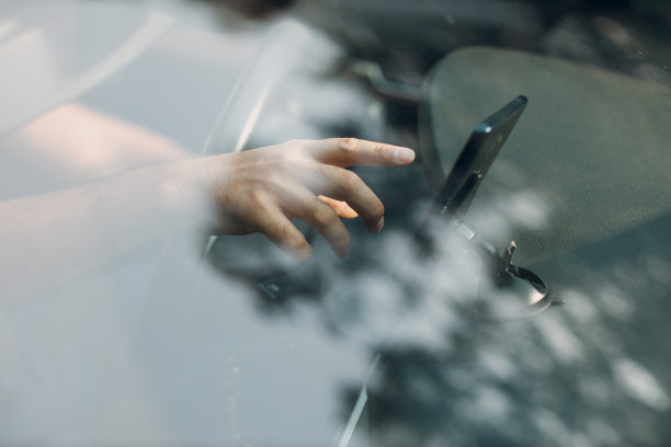 领航员在汽车交通工具通勤。司机在开车时使用手机导航软件图片下载