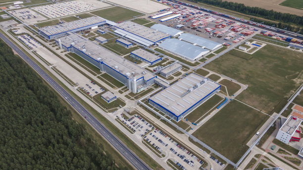 现代化的工业综合体外观在白天。带机械室外停车场的制造结构鸟瞰图。工业的概念。图片下载