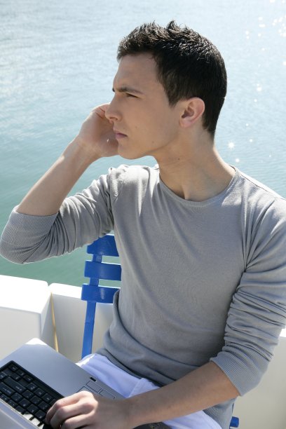 商人在船上用电脑工作图片下载