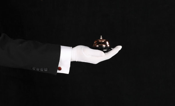 黑色背景上有一个服务员的手和一个服务电话图片下载