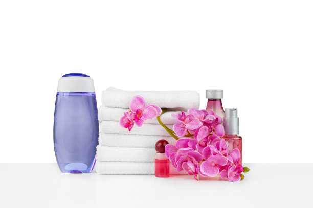Spa组合用毛巾和鲜花隔离在白色上图片下载