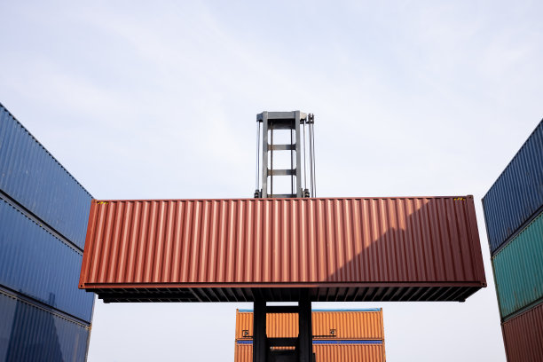 叉车吊货集装箱背景为运输进出口和物流产业概念。图片下载