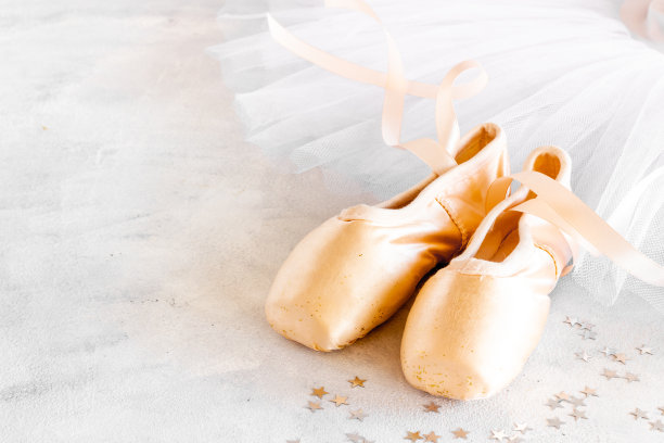 芭蕾舞裙上使用的芭蕾舞尖鞋。为芭蕾舞演员图片下载