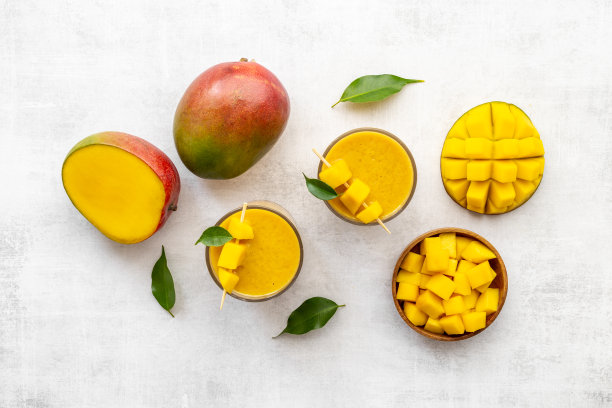 芒果切片和新鲜芒果冰沙的俯视图图片下载