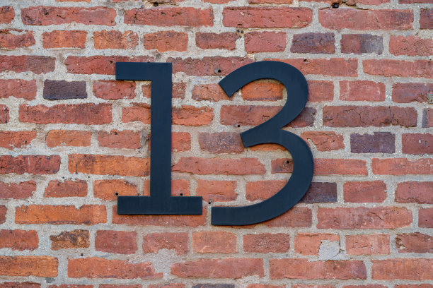 13号房子在红砖墙上。图片下载