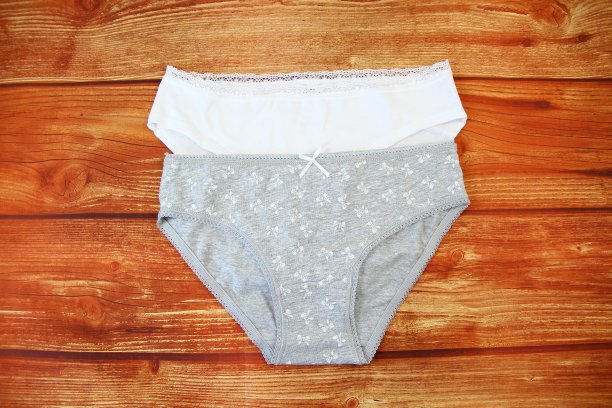 棉白色和灰色内裤木制背景与复制空间图片下载