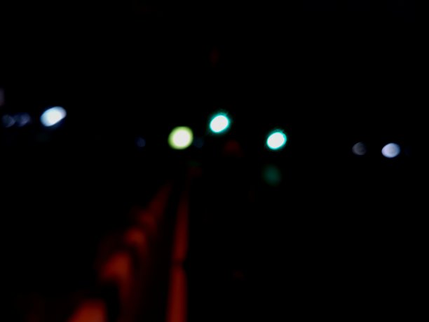 夜间对路灯和沥青路面分隔物进行散焦图片下载