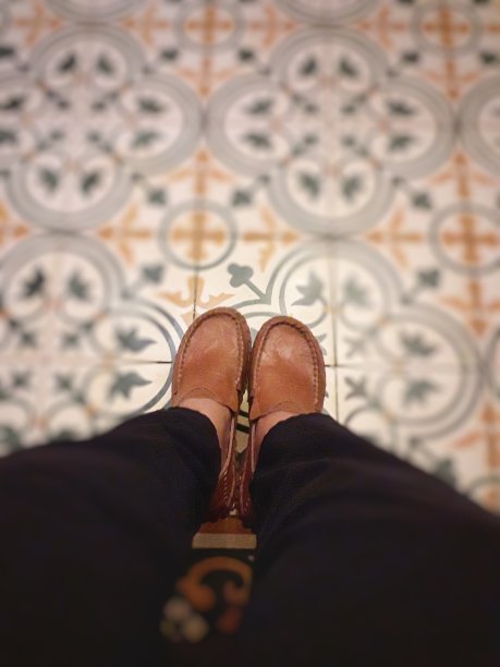 有图案的地板上的棕色鞋子图片下载