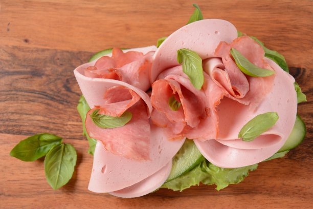 含有黄瓜、罗勒、黑麦面包和意大利腊肠的火腿三明治图片下载