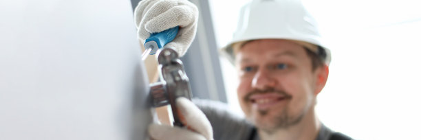 快乐的穿制服的修理工图片下载