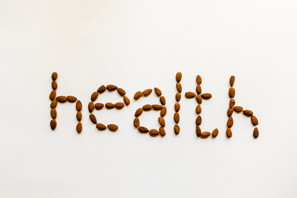 白色背景上的杏仁勾勒出健康这个词。健康的食物健康的生活方式高质量的照片。图片下载