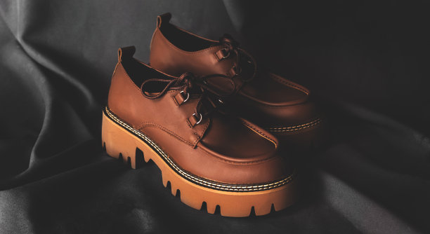 复古女性皮鞋在黑色背景，时尚和经典的鞋类概念和设计照片图片下载