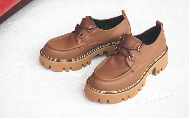 皮革妇女鞋在工作室的混凝土地板上特写照片图片下载
