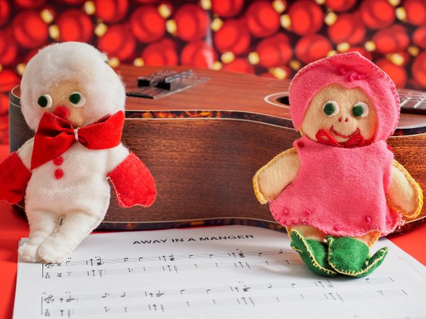 节日的圣诞音乐现场与自制的毛毡娃娃和尤克里里图片下载