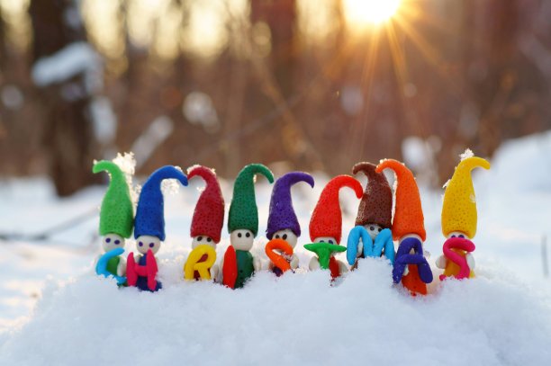 小精灵的形象和圣诞的题词。图片下载