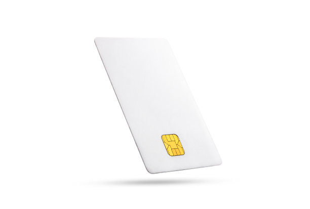空白白色塑料信用卡芯片卡隔离在白色背景。为您的设计或工作的空白信用卡模板，文件与剪切路径，如此容易工作。图片下载