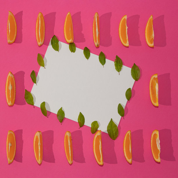 鲜艳的水果图案鲜橙片粉红色的背景与树叶顶部视图橙色的水果图案背景，与复制空间。美学平铺概念图片下载