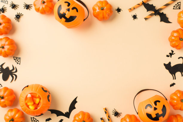 俯视图照片万圣节装饰南瓜篮糖果玉米秸秆蜘蛛网蝙蝠和黑猫剪影孤立的米色背景与中间的空白图片下载