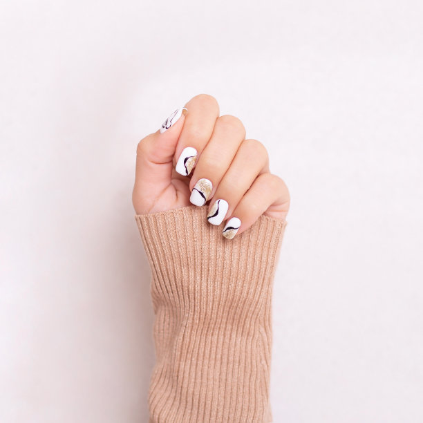 女性手与金色指甲图片下载