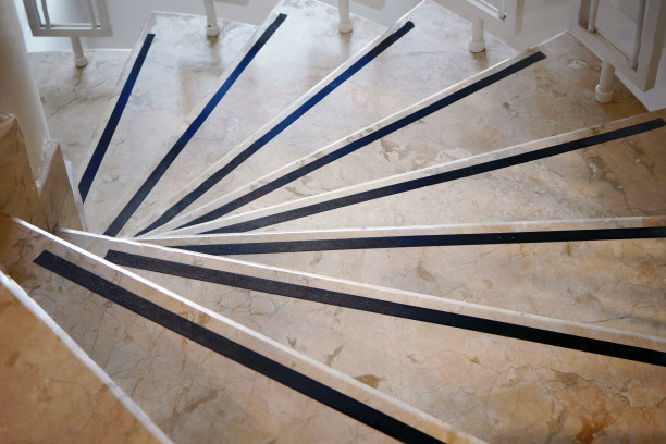 螺旋楼梯的俯视图。由大理石制成的螺旋楼梯的台阶。图片下载