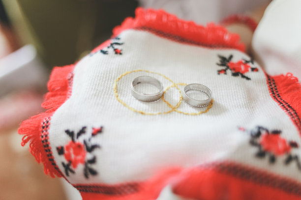 两枚婚戒绑在丝带上的照片图片下载