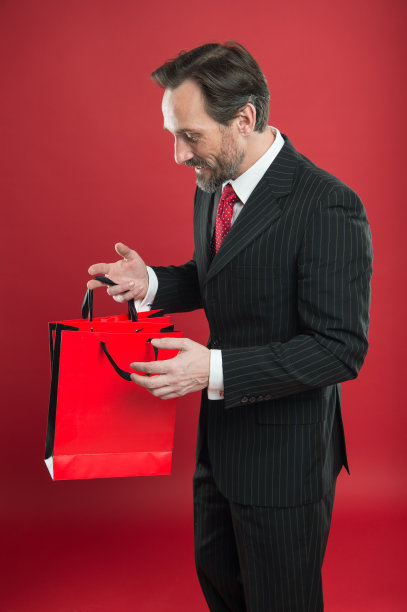 最后清仓大减价。快乐的律师看看购物袋。老人喜欢购物大甩卖。黑色星期五和网络星期一。特别优惠价。大井喷出售。销售的销售图片下载